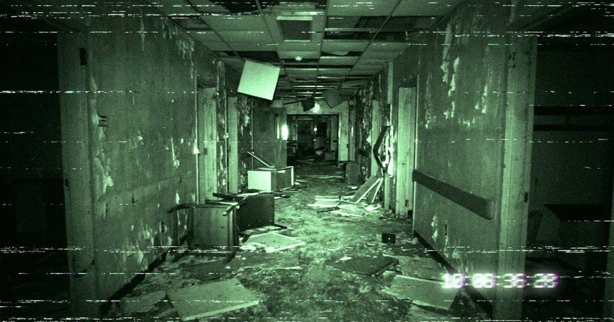 found footage horror camera in corridoio buio night vision